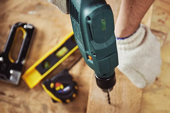 Bohrmaschine bohrt in Holz